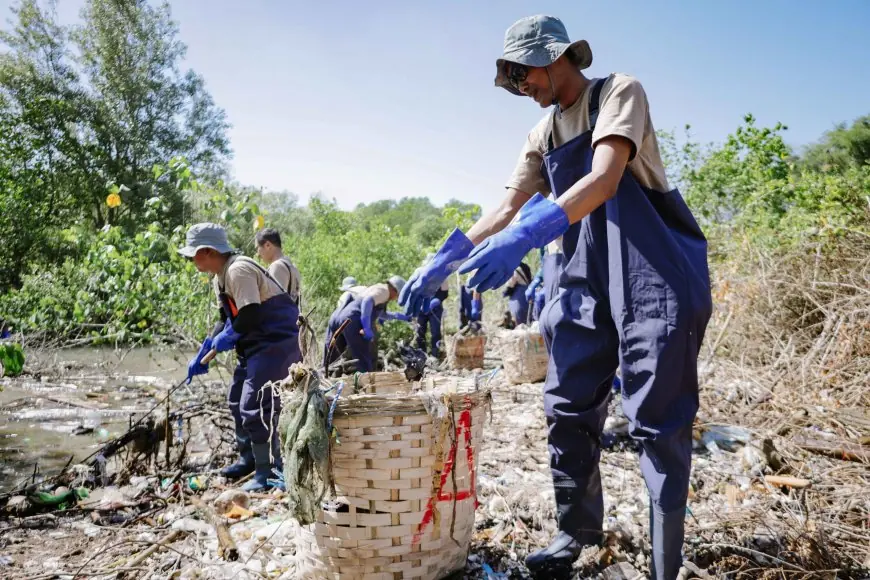 Aksi Bersih Pantai dan Konservasi Lingkungan, Freeport Indonesia Angkat 1,6 Ton Sampah di Pantai Kemukem Gresik