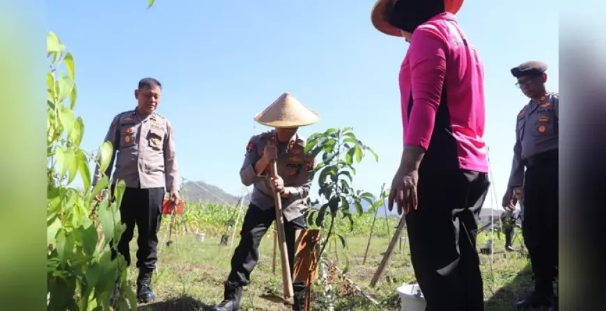 Rayakan Hari Bhayangkara ke-80, Polres Trenggalek Tanam 100 Bibit Pohon Produktif