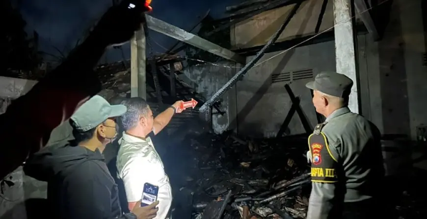 Lupa Padamkan Api Sampah, Gudang Kayu dan Kandang Ayam di Boyolangu Ludes Terbakar
