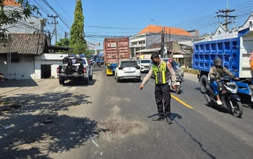 Hendak Mendahului dari Kiri, Pemotor Perempuan Tewas Usai Bentur Truk di Raya Betoyo Gresik