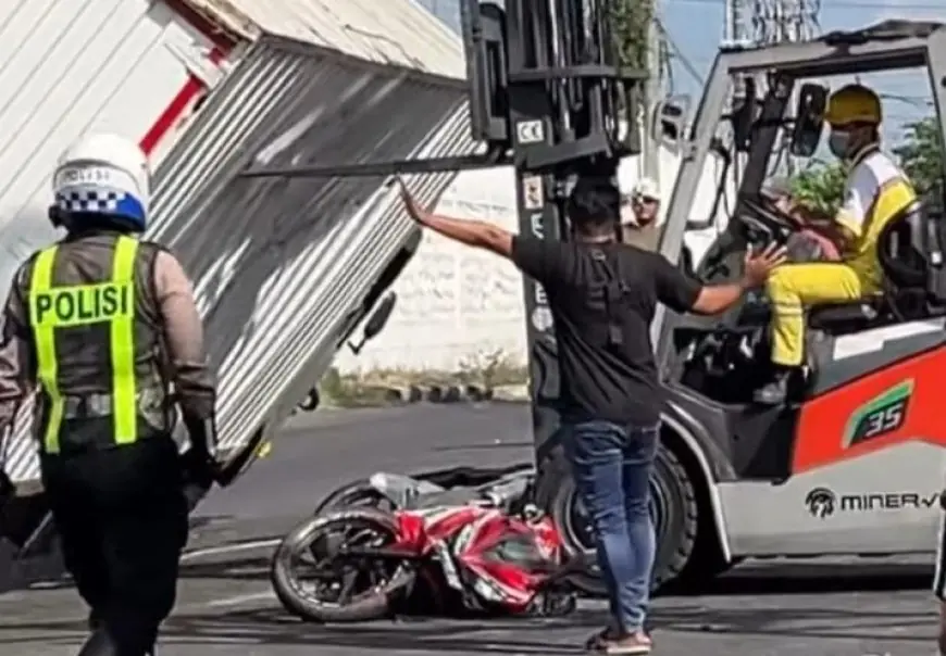 Dua Pemotor Lolos dari Maut, Selamat Sepersekian Detik Sebelum Motor Tertimpa Truk Box