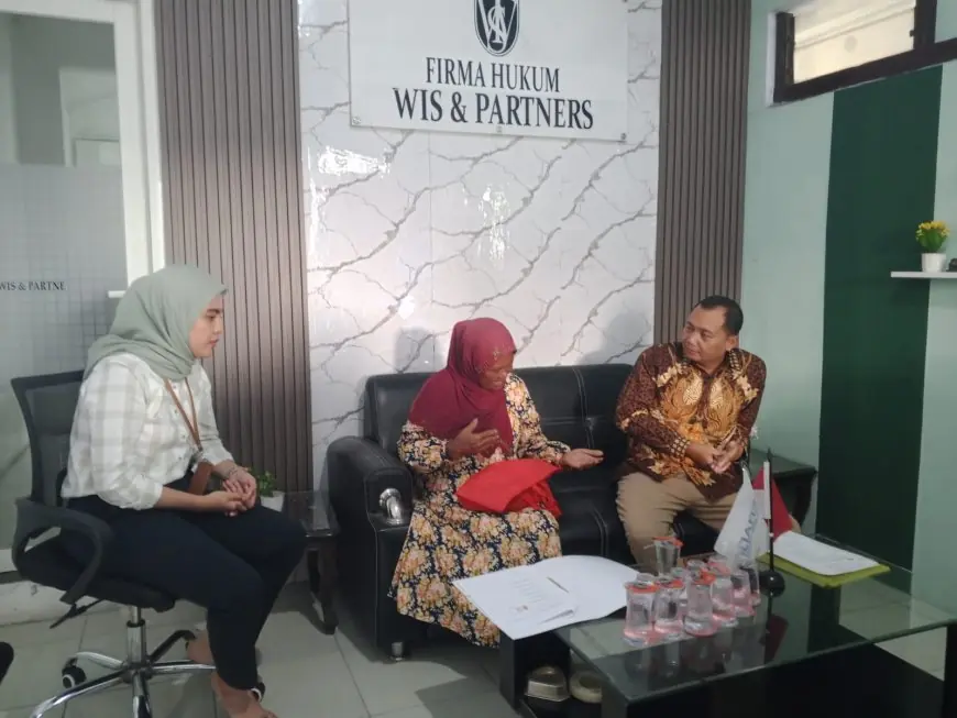 Didampingi  Kuasa Hukum, Nasabah Bank Ngatini  Lapor ke Polres Jombang
