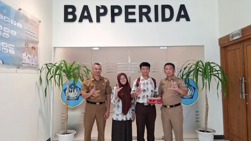 Dilengkapi QR Code, Peci Songgola Bikinan Siswa MAN 1 Lamongan Diapresiasi Pemkab