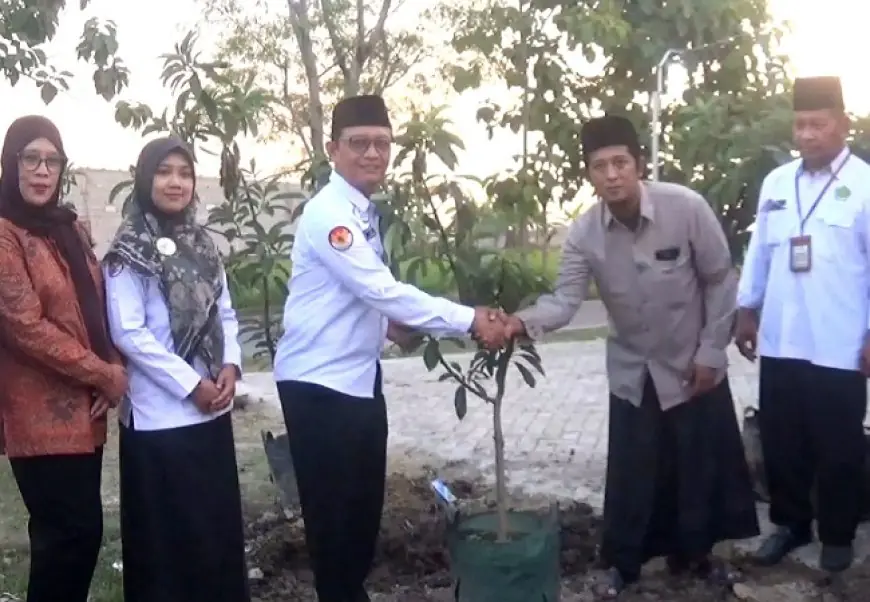 Kemenag Jombang Tanam 20 Pohon Alpukat di Lahan Wakaf Ponpes Jannaturroihan