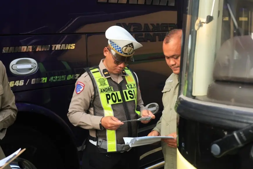 Cegah Kecelakaan Saat Liburan, Polisi dan Hubdat Ramp Check Kelaikan Bus di Tol Surabaya-Mojokerto