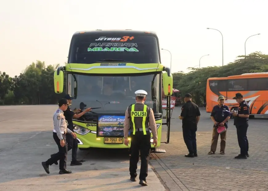 Cegah Kecelakaan Saat Liburan, Polisi dan Hubdat Ramp Check Kelaikan Bus di Tol Surabaya-Mojokerto
