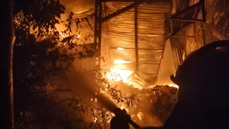 Gudang Rongsokan di Lamongan Ludes Terbakar, Kerugian Ditaksir 1 Miliar