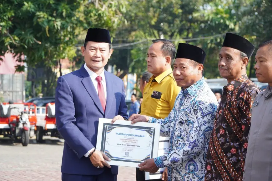 Peringati Harkopnas ke-79, Bupati Lamongan Serahkan Penghargaan untuk 30 Koperasi Berprestasi