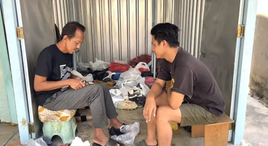 Ajaran Baru, Jasa Sol Sepatu di Lamongan Kebanjiran Orderan