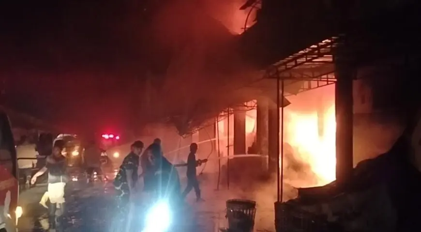 Pasar Agrobis Babat Lamongan Diamuk Si Jago Merah: 7 Stand Ludes, Kerugian Capai Rp1 Miliar