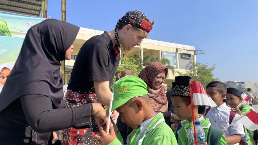 Mahasiswa Australia Beri Kejutan Siswa MIUS Lamongan di Hari Pertama Masuk Sekolah