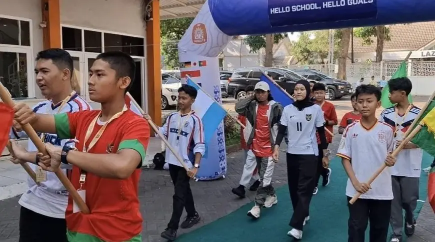 MPLS 2026 di Gresik Bertema Piala Dunia  Ratusan Siswa SMP Muhammadiyah 12 GKB Pakai Jersey Timnas