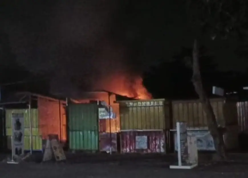 Diduga Dipicu Kebocoran Tabung Gas, Stand Kontainer di Cerme Lor Gresik Ludes Terbakar