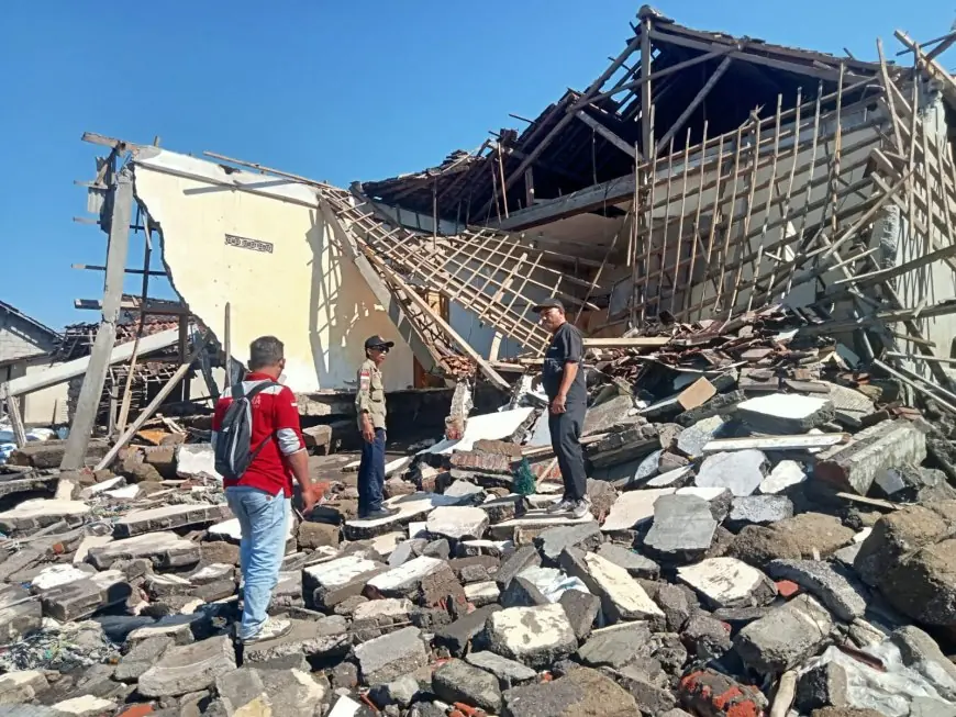 Diterjang Gelombang Pasang, Tujuh Rumah Warga di Pesisir Situbondo Rusak Berat