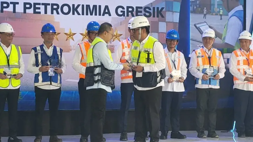 Zulhas, Kemenko Pangan RI Serahkan Penghargaan GSPI ASRI ke 8 Pelabuhan Nasional, PT Petrokimia Gresik Terbaik