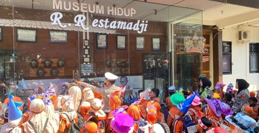 Kenalkan Tugas Polisi Sejak Dini, Satlantas Trenggalek Ajak Siswa Belajar di Museum