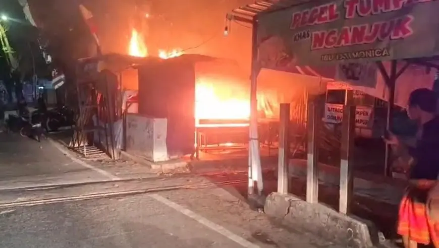 Lapak Nasi Goreng di Jalan Proklamasi Gresik Ludes Terbakar, Diduga Akibat Korsleting Listrik