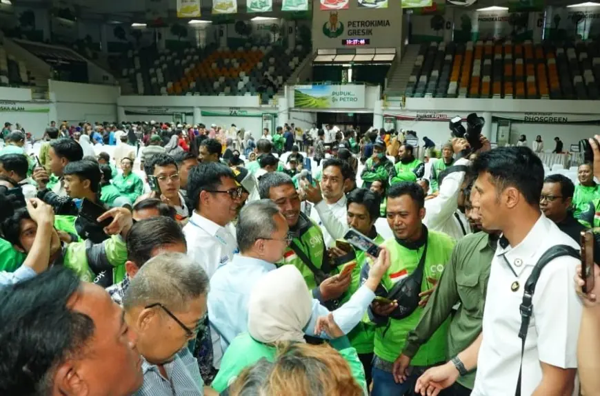 HAJATAN 2026, Petrokimia Gresik Bagikan 600 Paket Sembako kepada Warga dan Ojol