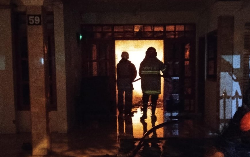 Diduga Korsleting Listrik, Rumah Sekaligus Kantor LSM Alam Bersatu Jaya Lamongan Terbakar
