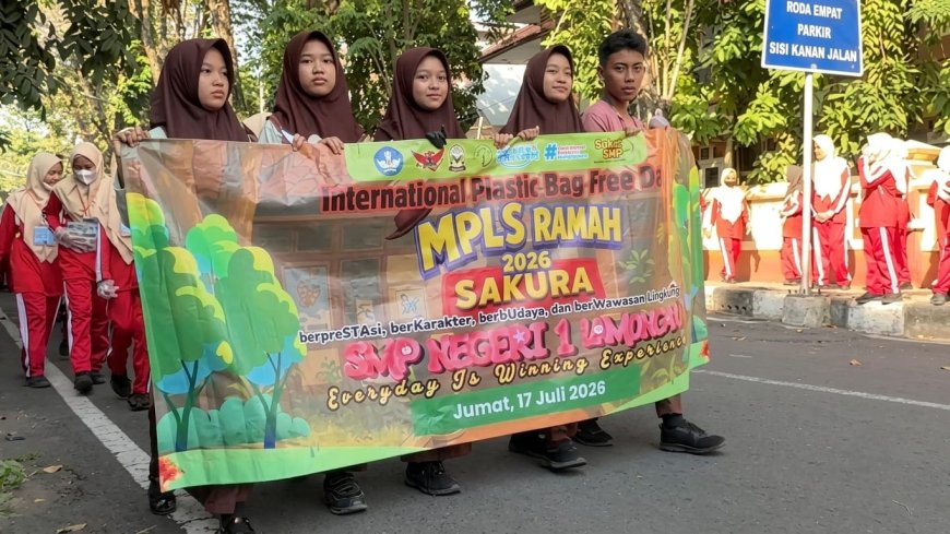 Keren! Hari Terakhir MPLS Ramah Sakura SMPN 1 Lamongan Diwarnai Aksi Bag Free Day dan Pameran Pop-Up Book