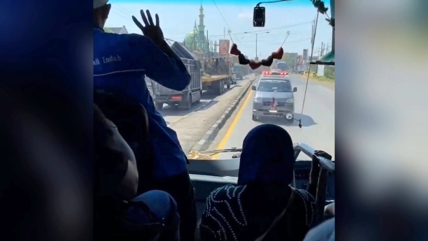 Ngeblong Lawan Arus di Lamongan, Bus Antarkota di Hadang Ambulans Viral