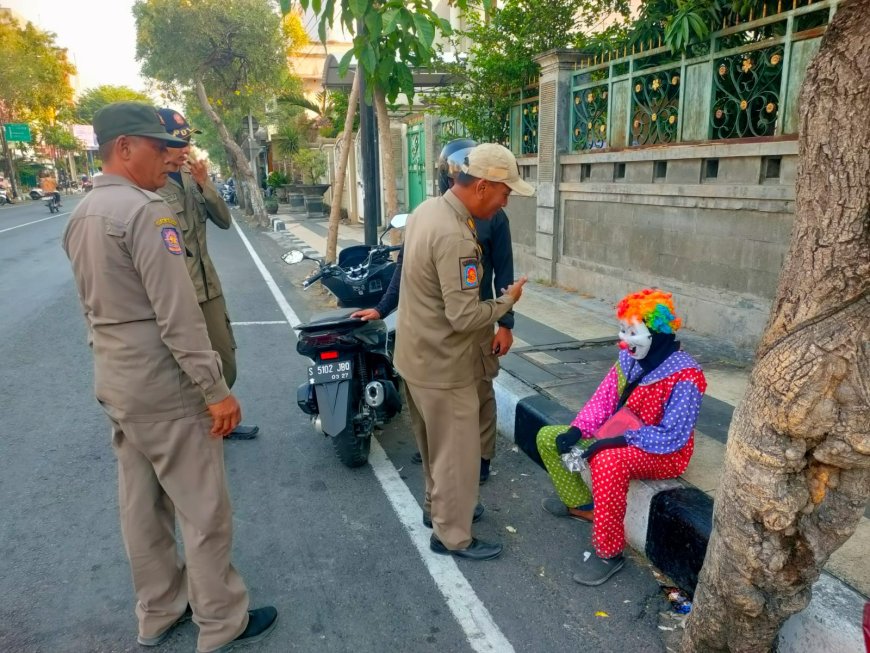 Operasi Dua Hari, Satpol PP Lamongan Jaring Belasan PKL dan Badut Jalanan