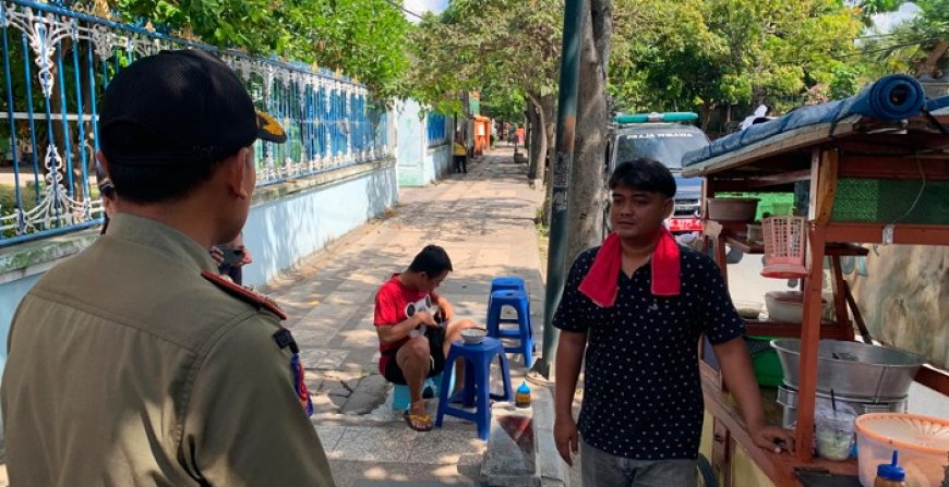 Pakai Trotoar dan Bahu Jalan untuk Jualan, PKL di Kepatihan Tulungagung Ditertibkan