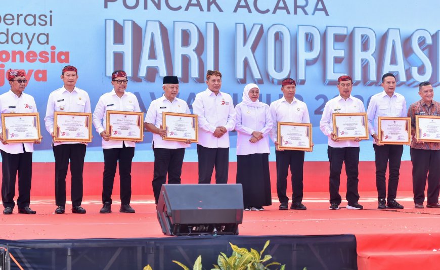 Menkop RI Beri Penghargaan Bupati Lamongan Pembina Koperasi Andalan Jatim 2026
