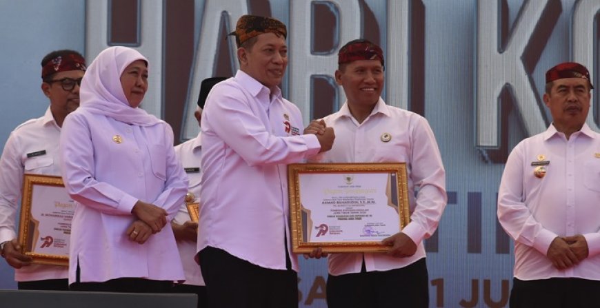 Plt Bupati Tulungagung Sabet Penghargaan Pembina Koperasi Andalan Jatim di Hari Koperasi ke-79