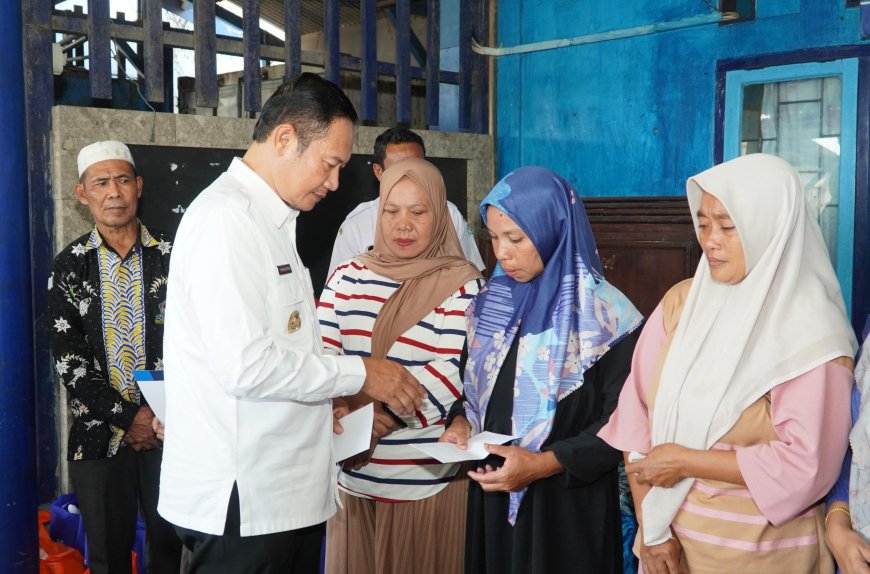 49 Hari Hilang Kontak, Bupati Lamongan Santuni Keluarga 18 ABK KMN Entok