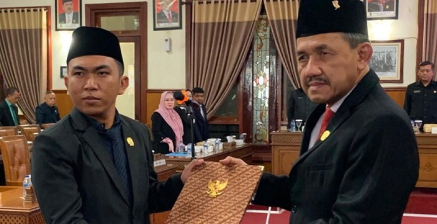 Gantikan Ayah yang Sakit, Wahyu Pratama Alamsyah Resmi Dilantik Jadi Anggota DPRD Tulungagung