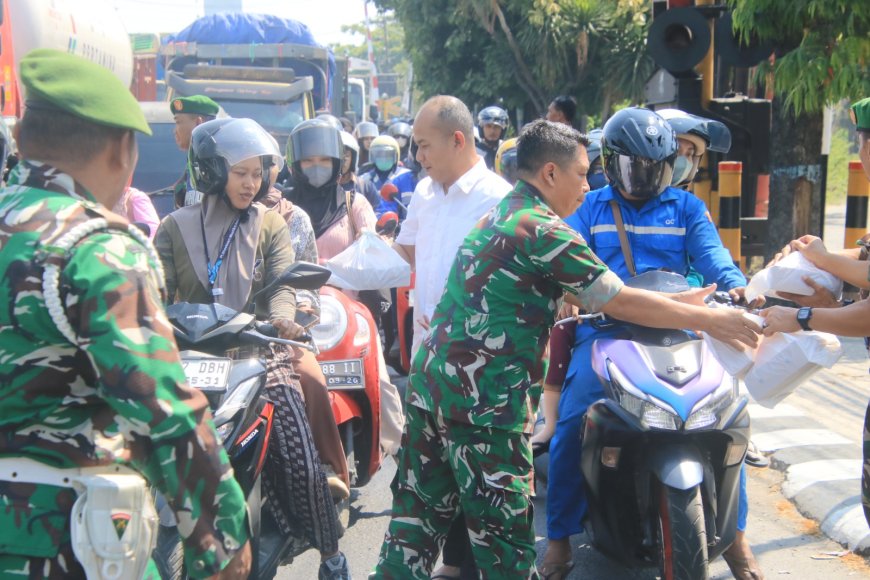 Aksi Jumat Berkah, Dandim 0812 Lamongan Bagikan Ratusan Paket Nasi Kotak ke Pengguna Jalan