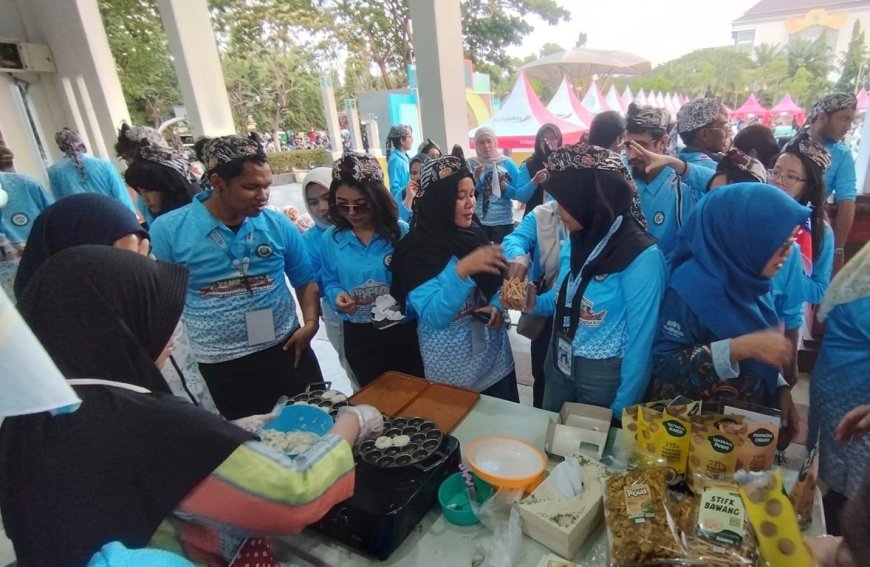 Pak Yes Kenalkan Batik dan Wingko Lamongan ke 162 Mahasiswa Internasional Summer School