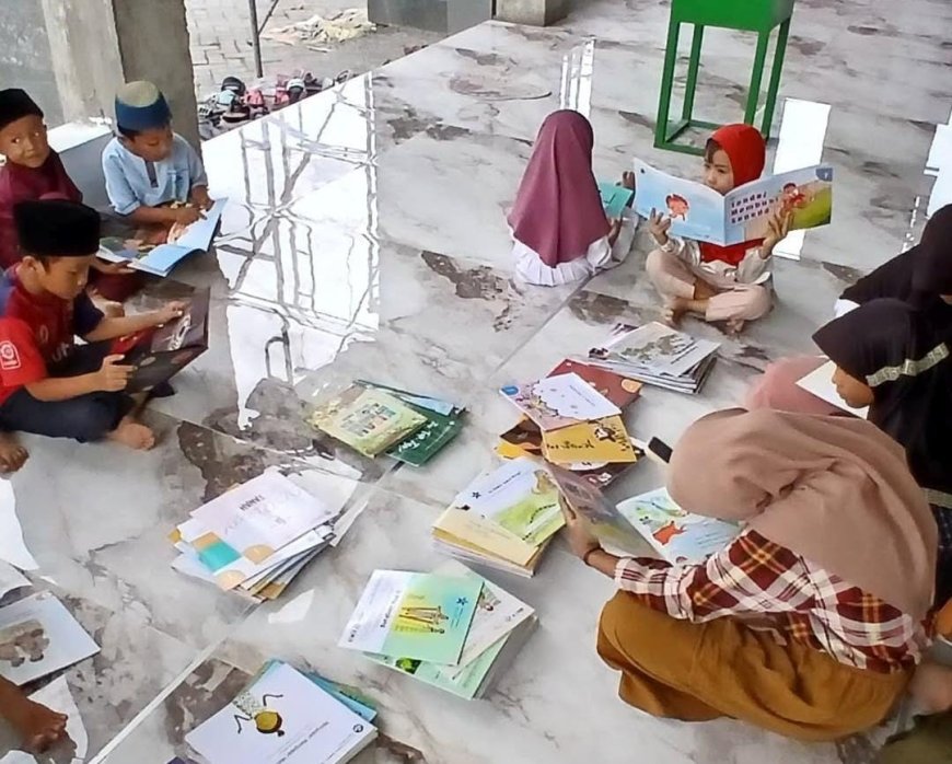 Kisah Pasutri di Cerme Gresik Sulap Rumah Pribadi Menjadi Ruang Literasi di Tengah Gempuran Gawai