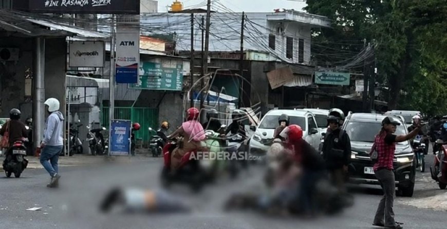 Diduga Traffic Light Mati, Dua Motor Bertabrakan di Simpang Empat Gleduk Tulungagung