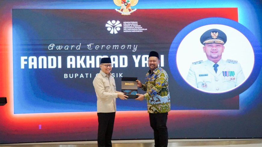 Lindungi Anak PMI, Bupati Gresik Raih Penghargaan Kepala Daerah Inspiratif