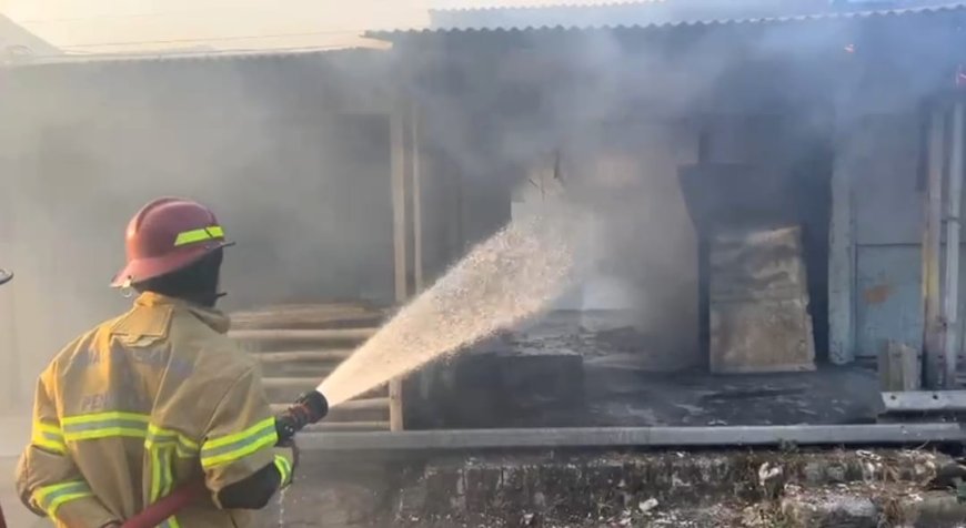 Bakar Sampah Tanpa Pengawasan Api Merambat Melalap Ruko Kosong di Pasar Dukun Gresik